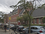 Hoofdgebouw. Achter de boom de rechter ingang.
<br/>
Corrie Groen- Pickhard, 2016-07-06